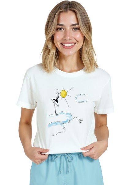 Kadın Beyaz Relaxed Fit %100 Pamuk Tişört – Bulut Üzerinde Duran Kız Baskılı modelleri