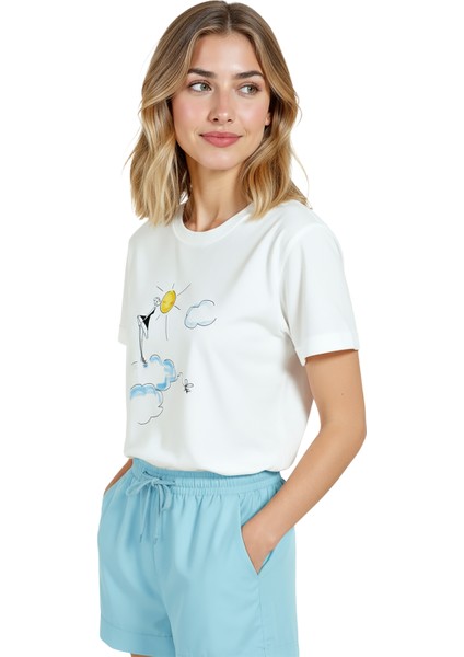 Kadın Beyaz Relaxed Fit %100 Pamuk Tişört – Bulut Üzerinde Duran Kız Baskılı fırsatları