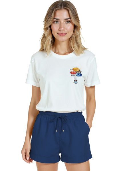 Kadın Beyaz Relaxed Fit %100 Pamuk Tişört – Gezegen Balonları & Minik Karakter Baskılı