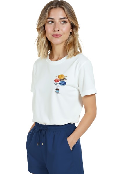 Kadın Beyaz Relaxed Fit %100 Pamuk Tişört – Gezegen Balonları & Minik Karakter Baskılı fırsatları