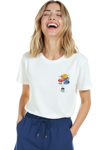 Kadın Beyaz Relaxed Fit %100 Pamuk Tişört – Gezegen Balonları & Minik Karakter Baskılı indirimleri