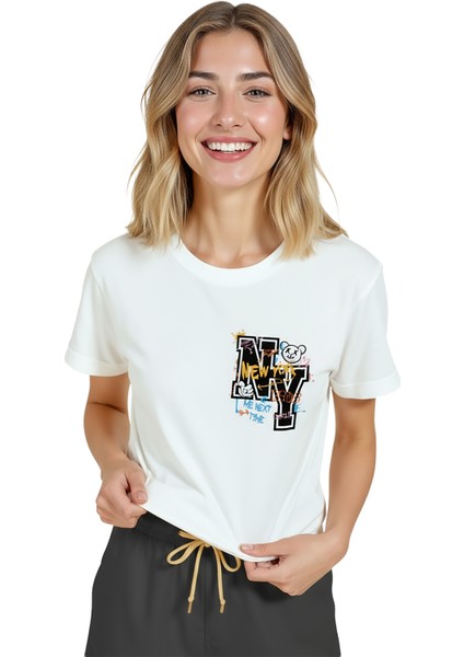 Kadın Beyaz Relaxed Fit %100 Pamuk Tişört – Graffiti Ny & Teddy Bear Pocket Baskılı modelleri