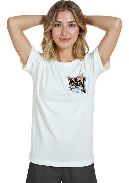 Kadın Beyaz Relaxed Fit %100 Pamuk Tişört – Graffiti Ny & Teddy Bear Pocket Baskılı indirimleri