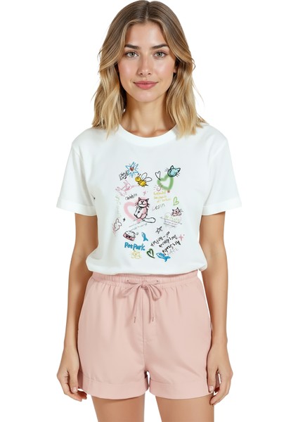 Kadın Beyaz Relaxed Fit %100 Pamuk Tişört – Doodle Pet Park & Kedi Karalama Baskılı