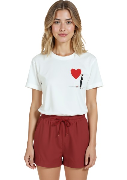 Kadın Beyaz Relaxed Fit %100 Pamuk Tişört – Line‑art Boyacı & Kırmızı Kalp Baskılı