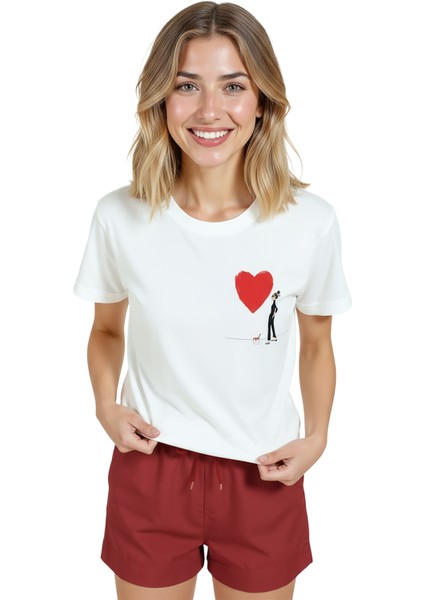 Kadın Beyaz Relaxed Fit %100 Pamuk Tişört – Line‑art Boyacı & Kırmızı Kalp Baskılı modelleri