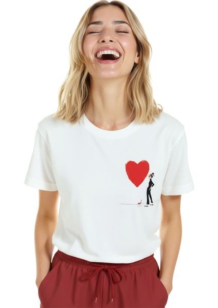 Kadın Beyaz Relaxed Fit %100 Pamuk Tişört – Line‑art Boyacı & Kırmızı Kalp Baskılı indirimleri