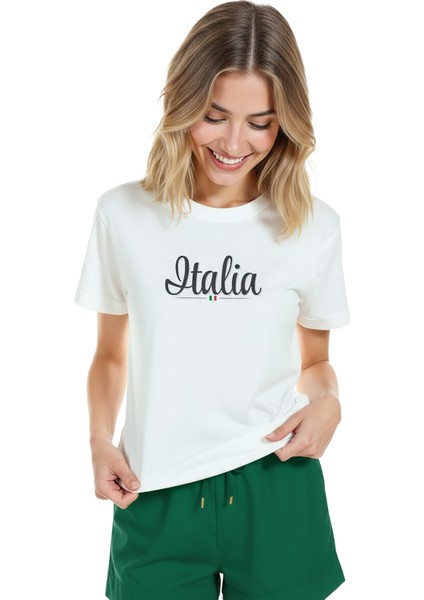 Kadın Beyaz Relaxed Fit %100 Pamuk Tişört – Italıa Script & Mini Bayrak Baskılı modelleri