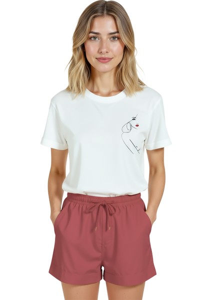 Kadın Beyaz Relaxed Fit %100 Pamuk Tişört – Ince Line‑art Yüz & Kırmızı Ruj Baskılı