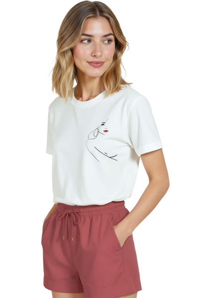 Kadın Beyaz Relaxed Fit %100 Pamuk Tişört – Ince Line‑art Yüz & Kırmızı Ruj Baskılı fırsatları