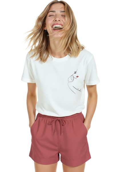 Kadın Beyaz Relaxed Fit %100 Pamuk Tişört – Ince Line‑art Yüz & Kırmızı Ruj Baskılı indirimleri