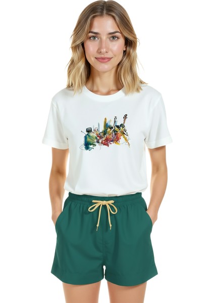 Kadın Beyaz Relaxed Fit %100 Pamuk Tişört – Caz Grubu & Sokak Müzisyeni Baskılı