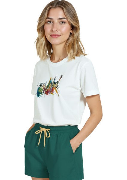 Kadın Beyaz Relaxed Fit %100 Pamuk Tişört – Caz Grubu & Sokak Müzisyeni Baskılı fırsatları