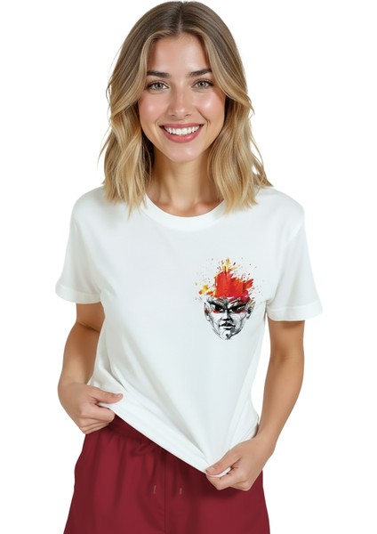 Kadın Beyaz Relaxed Fit %100 Pamuk Tişört – Mürekkep Yüz & Kızıl Suluboya Baskılı modelleri