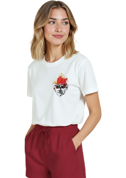 Kadın Beyaz Relaxed Fit %100 Pamuk Tişört – Mürekkep Yüz & Kızıl Suluboya Baskılı fırsatları
