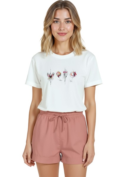 Kadın Beyaz Relaxed Fit %100 Pamuk Tişört – Suluboya Kelebek & Çiçek Sıralı Baskılı