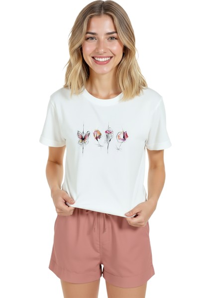 Kadın Beyaz Relaxed Fit %100 Pamuk Tişört – Suluboya Kelebek & Çiçek Sıralı Baskılı modelleri