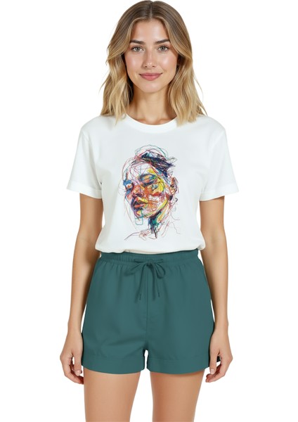 Kadın Beyaz Relaxed Fit %100 Pamuk Tişört – Renkli Çizgisel Karalama Yüz Baskılı