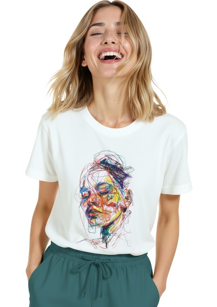 Kadın Beyaz Relaxed Fit %100 Pamuk Tişört – Renkli Çizgisel Karalama Yüz Baskılı indirimleri