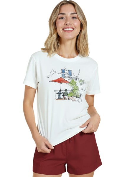 Kadın Beyaz Relaxed Fit %100 Pamuk Tişört – Suluboya Kafe & Şemsiye Illüstrasyonlu modelleri