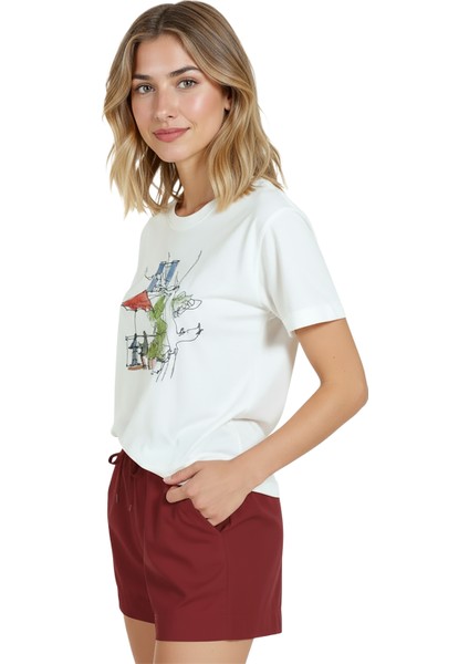 Kadın Beyaz Relaxed Fit %100 Pamuk Tişört – Suluboya Kafe & Şemsiye Illüstrasyonlu fırsatları