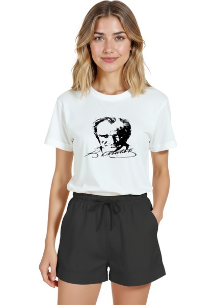 Kadın Beyaz Relaxed Fit %100 Pamuk Tişört – Atatürk Imza Stili Portre Baskılı