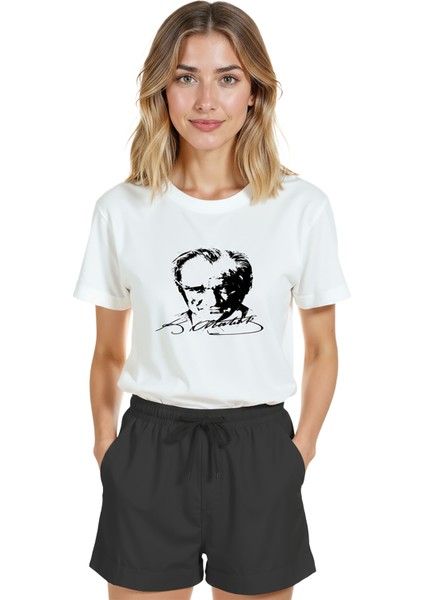 Kadın Beyaz Relaxed Fit %100 Pamuk Tişört – Atatürk Imza Stili Portre Baskılı modelleri