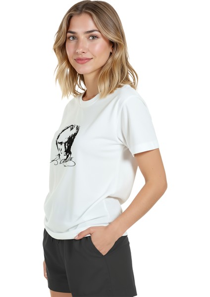Kadın Beyaz Relaxed Fit %100 Pamuk Tişört – Atatürk Imza Stili Portre Baskılı fırsatları