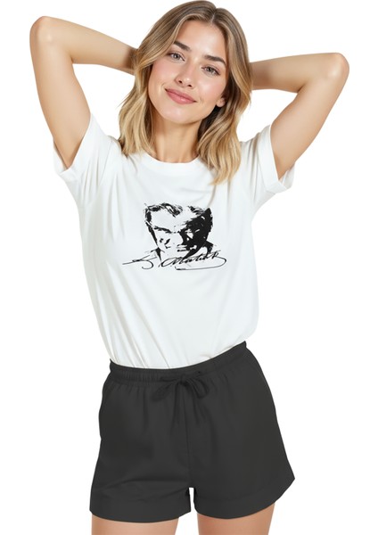 Kadın Beyaz Relaxed Fit %100 Pamuk Tişört – Atatürk Imza Stili Portre Baskılı indirimleri