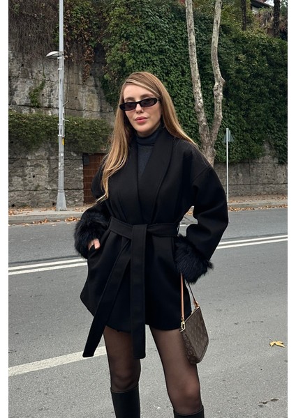 Siyah Kaşe Kumaş Kolu Kürk Detaylı Kaban - 1026