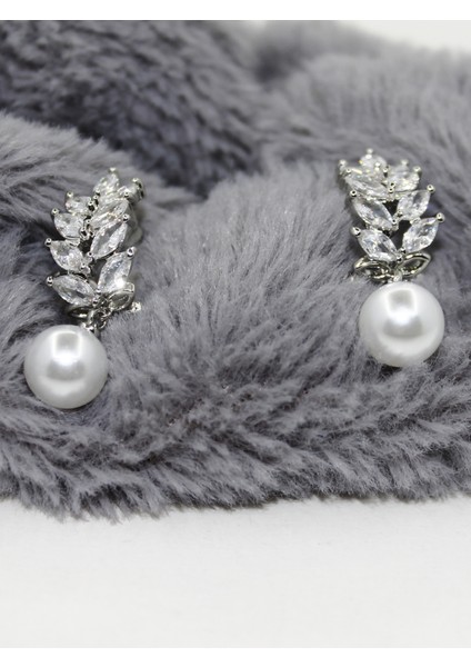 Markiz Zirkon Yaprak Detaylı ve Inci Sallantılı Küpe (Gümüş Tonu)