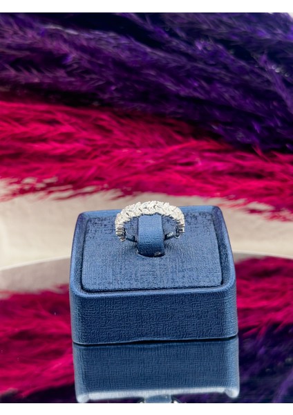 925 Ayar Gümüş Pırlanta Montürlü Yarım Tur Lüks Kadın Yüzük