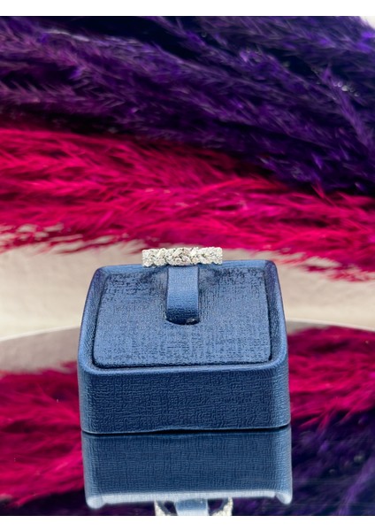 925 Ayar Gümüş Pırlanta Montürlü Yarım Tur Lüks Kadın Yüzük modelleri