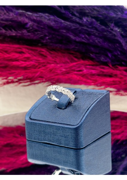 925 Ayar Gümüş Pırlanta Montürlü Yarım Tur Lüks Kadın Yüzük fırsatları