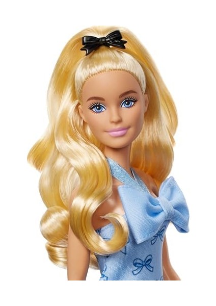 Fashionistas Bebek, Fiyonklu ve Önden Bağlamalı Mavi, Fiyonklu Siyah Saç Tokası ve Uyumlu Mavi Topuklu Ayakkabılarıyla Sarı Saçları At Kuyruğu Şeklinde Toplanmış, HYT93 modelleri