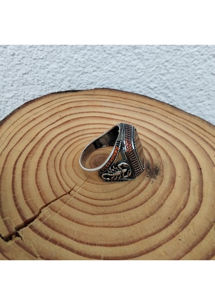 925 Ayar Gümüş Şık Tasarım Koyun Kırmızı Taşlı Erkek Yüzük – El Işçiliği - Kare - Yan Kenarları Işlemeli Akrep Detay