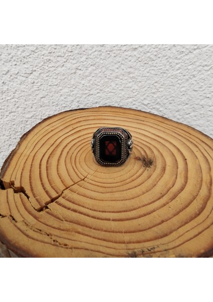 925 Ayar Gümüş Şık Tasarım Koyun Kırmızı Taşlı Erkek Yüzük – El Işçiliği - Kare - Yan Kenarları Işlemeli Akrep Detay fiyatları