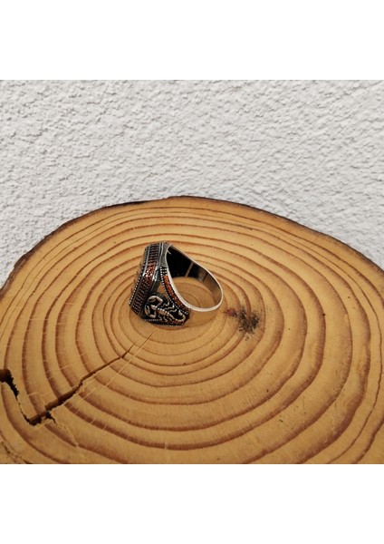 925 Ayar Gümüş Şık Tasarım Koyun Kırmızı Taşlı Erkek Yüzük – El Işçiliği - Kare - Yan Kenarları Işlemeli Akrep Detay modelleri