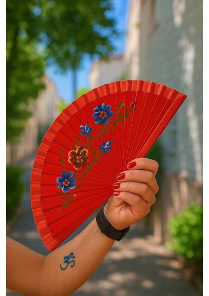 Kırmızı Zeminli Katlanabilir El Yelpazesi Sarı Mavi Çiçek Desenli Ahşap Saplı Dekoratif Yelpaze 40X22 cm Geleneksel Şık Tasarım
