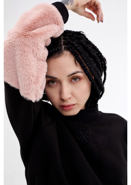 Logo Nakışlı Yüksek Yaka Rabbit Tüylü Kol Detaylı Crop Sweatshirt fiyatları