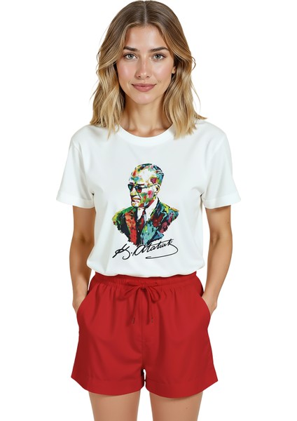 Kadın Beyaz Relaxed Fit %100 Pamuk Tişört – Renkli Atatürk Portre Suluboya Baskılı