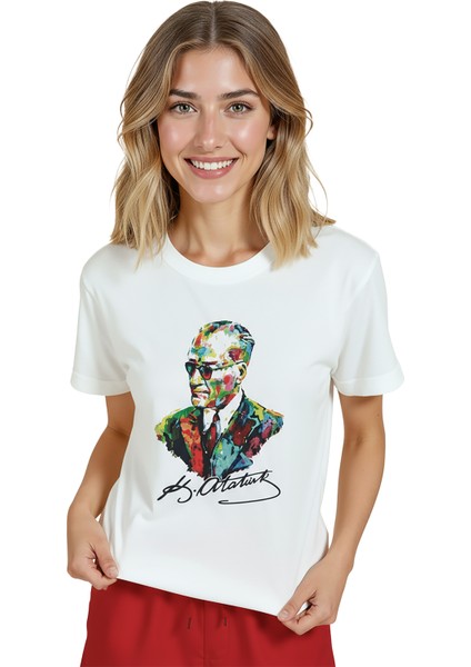 Kadın Beyaz Relaxed Fit %100 Pamuk Tişört – Renkli Atatürk Portre Suluboya Baskılı modelleri