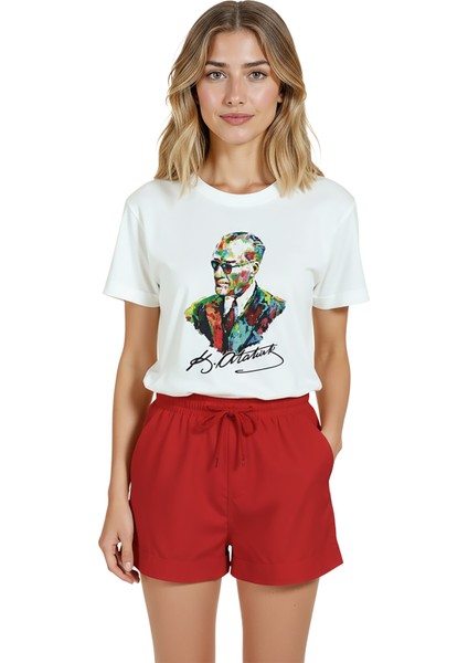 Kadın Beyaz Relaxed Fit %100 Pamuk Tişört – Renkli Atatürk Portre Suluboya Baskılı indirimleri