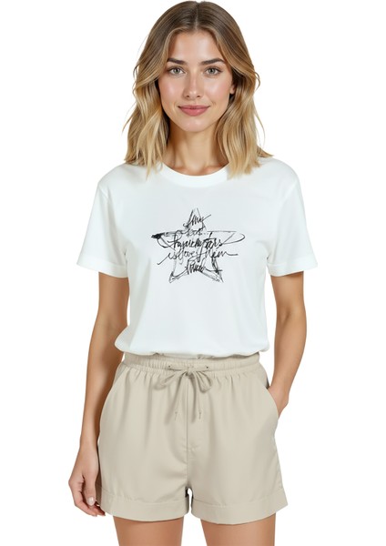 Kadın Beyaz Relaxed Fit %100 Pamuk Tişört – Çizgisel Yıldız Karalama Baskılı