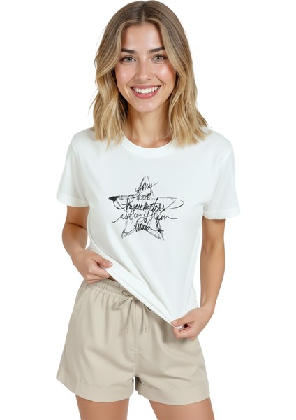 Kadın Beyaz Relaxed Fit %100 Pamuk Tişört – Çizgisel Yıldız Karalama Baskılı modelleri