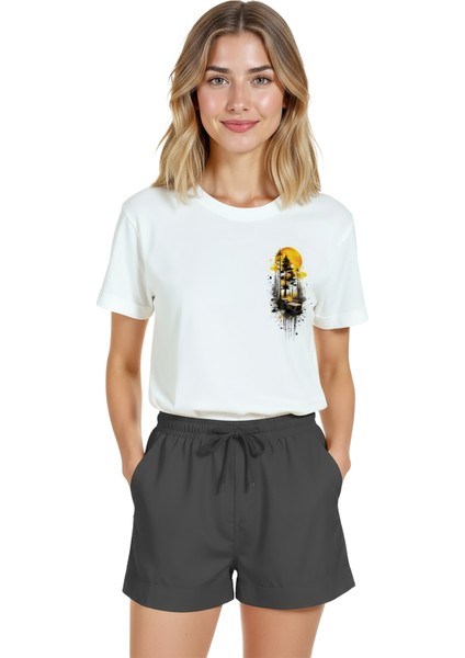 Kadın Beyaz Relaxed Fit %100 Pamuk Tişört – Günbatımı Orman & Kayık Baskılı