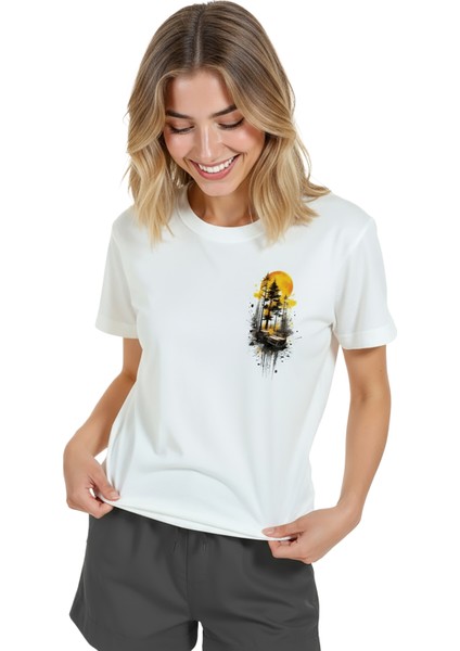 Kadın Beyaz Relaxed Fit %100 Pamuk Tişört – Günbatımı Orman & Kayık Baskılı modelleri