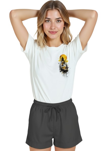 Kadın Beyaz Relaxed Fit %100 Pamuk Tişört – Günbatımı Orman & Kayık Baskılı fırsatları