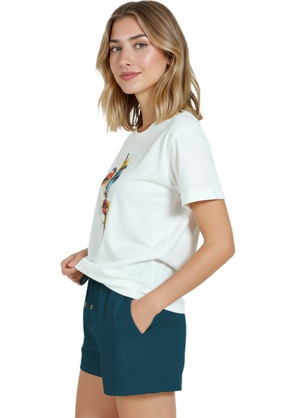 Kadın Beyaz Relaxed Fit %100 Pamuk Tişört – Bölünmüş Renkli Portre Baskılı fırsatları