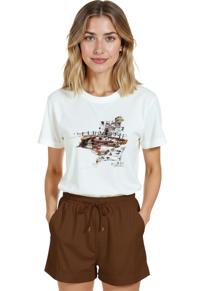 Kadın Beyaz Relaxed Fit %100 Pamuk Tişört – Suluboya Köprü & Liman Illüstrasyonlu